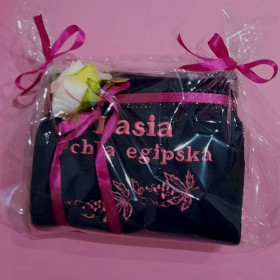 czarny ręcznik z haftem różowym na prezent